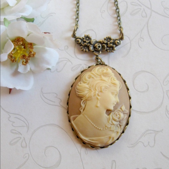 Lady cameo necklace $24 - Picture 2 of 5